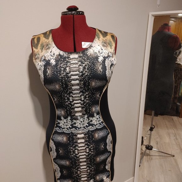 Funky Printed Sleeveless Dress - Picture 5 of 10